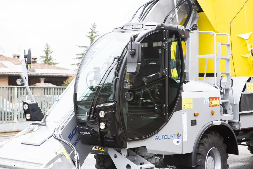Cabina carro miscelatore semovente